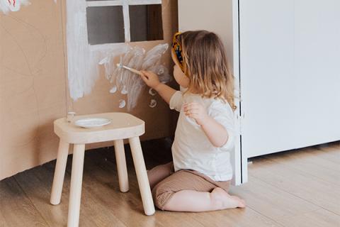 girl-painting-cardboard-house-3933229.jpg