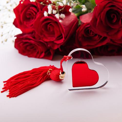 Lucky charm, plexiglass heart and red tassel. Length: 15cm.