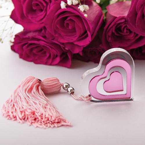 Lucky charm, plexiglass heart and pink tassel. Length: 15cm.