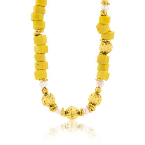 Κολιέ φούξια μακραμέ, κίτρινο επιχρυσωμένο μέταλλο, κίτρινες πέτρες από γυαλί Μουράνο. Μέγιστο μήκος κολιέ 1m.