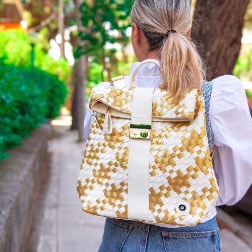 Τσάντα backpack πλεκτή, λευκό και χρυσό οικολογικό δέρμα με μάτι από σμάλτο. Διαστάσεις 37x35εκ.