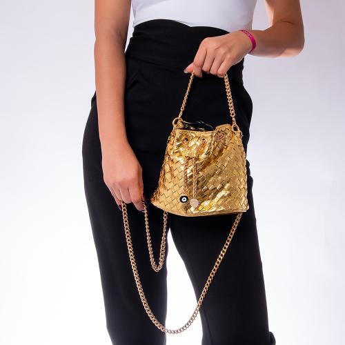 Metallic gold eco leather bucket bag, detachable chain and enamel evil eye. Dimensions 23x17cm.