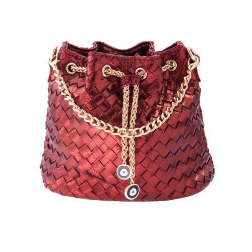 Metallic burgundy eco leather bucket bag, detachable chain and enamel evil eye. Dimensions 23x17cm.